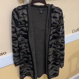 Camo print cute cardigan!! Great piece to add to your wardrobe 😊